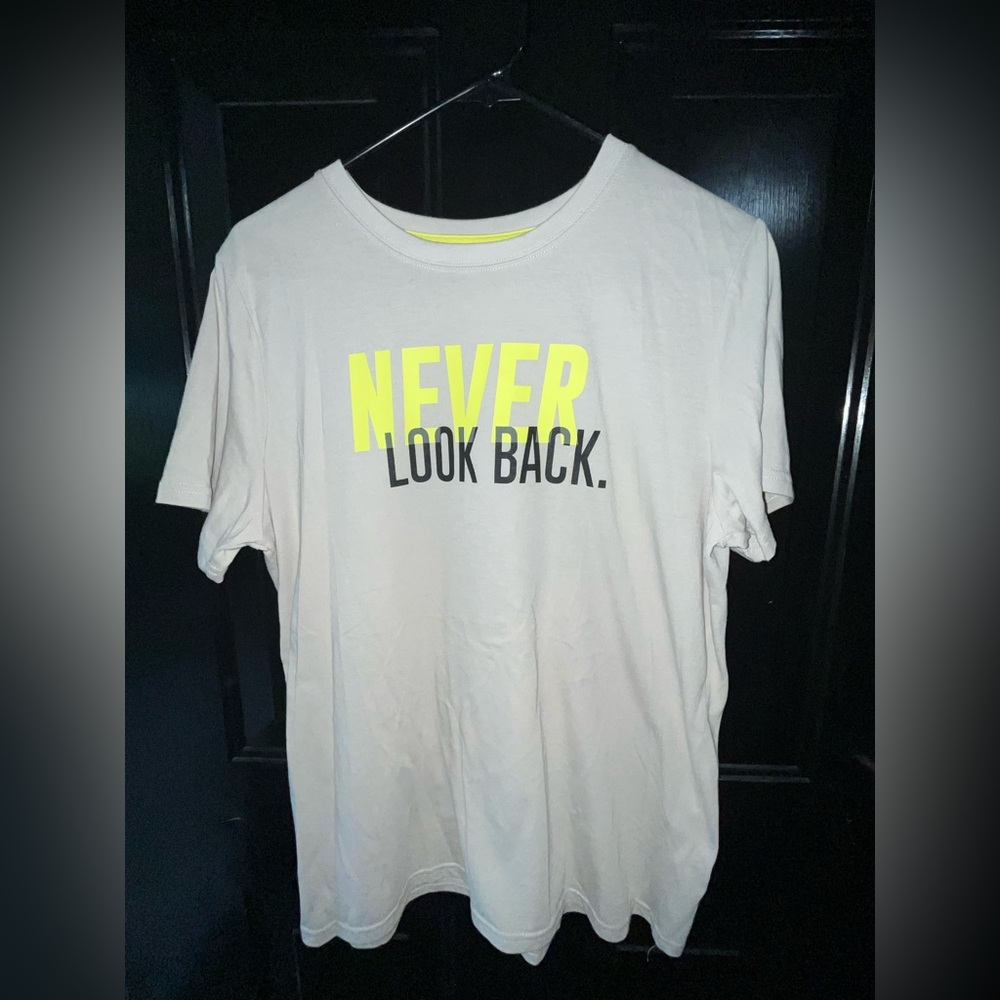 VGUC Xersion Husky Boy’s “Never Look Back.” Tee - Sz XL 18H/20H